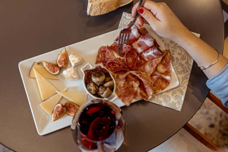 Aperitivo con copita de vino 