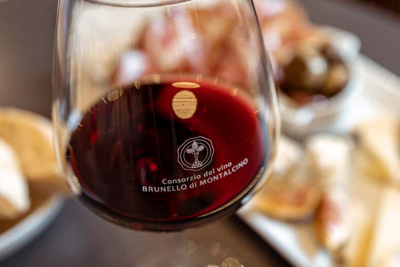 Una copa de vino Brunello