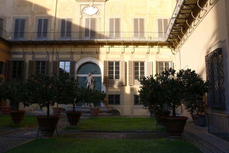 Explorez les jardins du palais