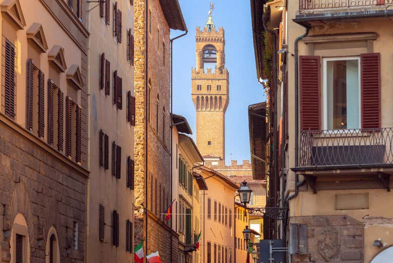 La Torre de Arnolfo vista desde las callejuelas de Florencia