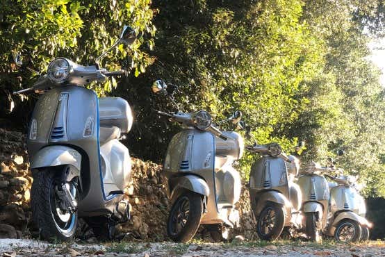 Vespas garées
