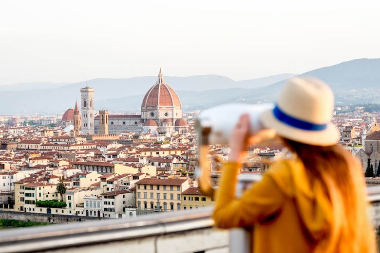 Mujer disfrutando de la panorámica de Florencia