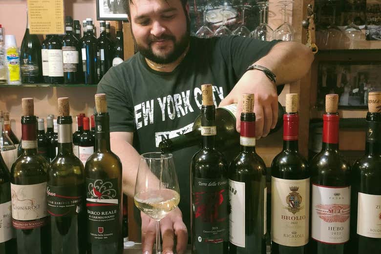 Gustando un bicchiere di vino