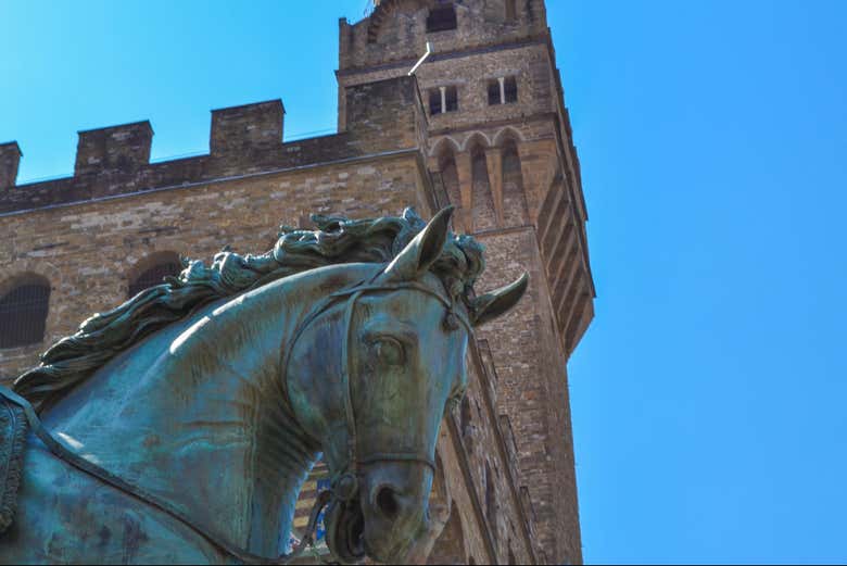 Detalhe de uma escultura e o Palazzo Vecchio ao fundo