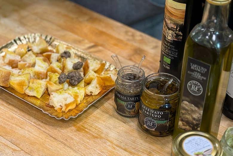 Pane con olio e crema al tartufo