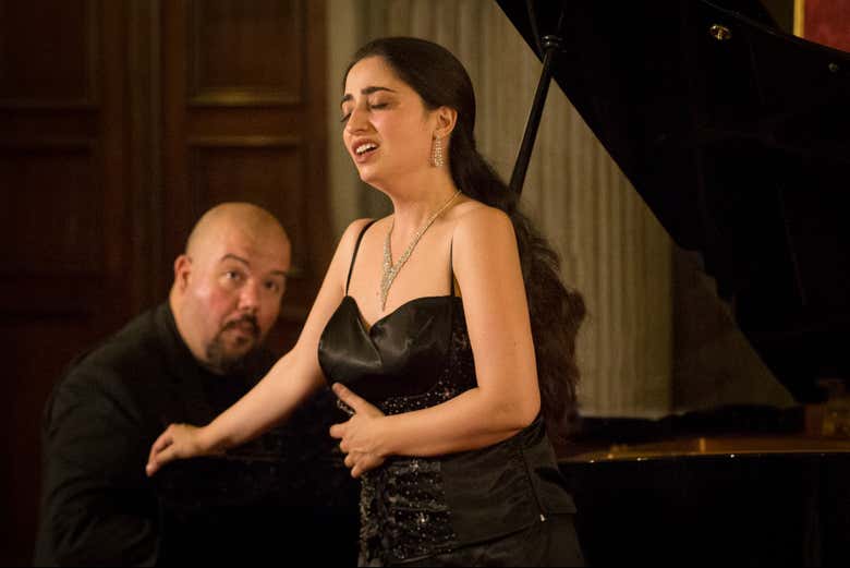 Une chanteuse qui montre sa voix