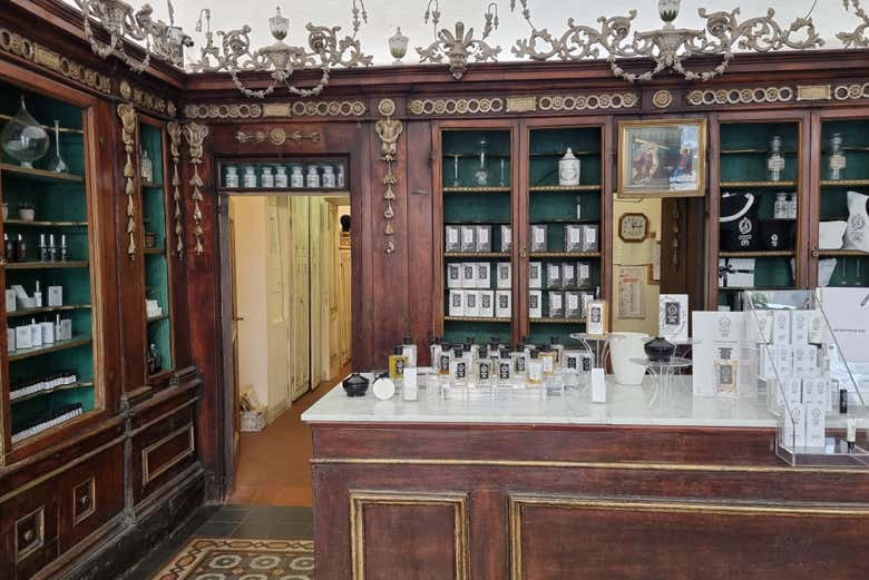 Comptoir d'une pharmacie historique de Florence