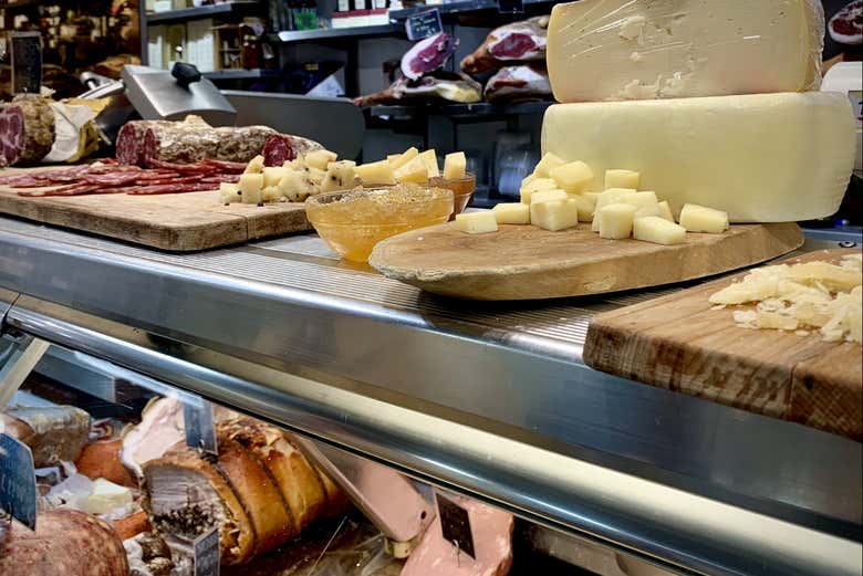 Queijos e embutidos no mercado de San Lorenzo