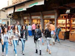 Una strada commerciale di Firenze
