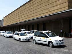 Taxi nella stazione ferroviaria