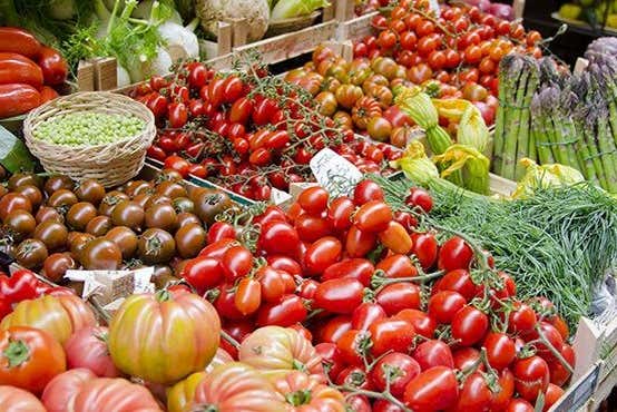 Tomates y verduras en un puesto del Mercado Central de Florencia
