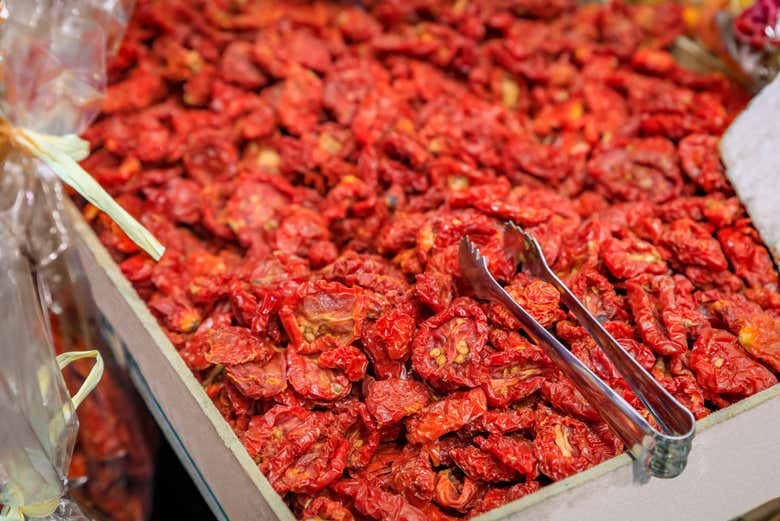 Tomates secos en un puesto del mercado