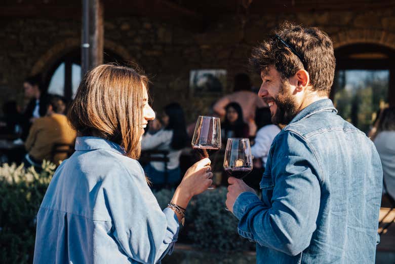 Brindando durante a degustação de vinhos