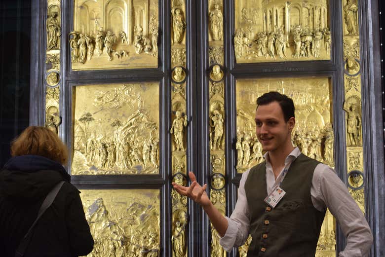 Filippo explicando las Puertas del Baptisterio