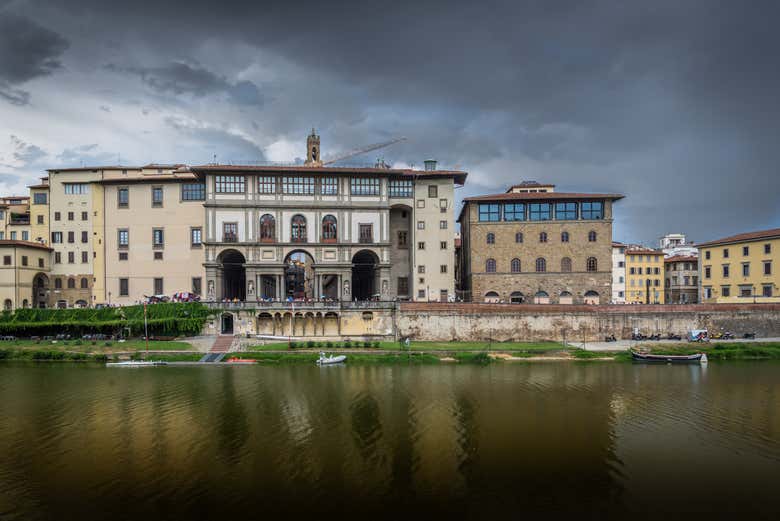 Vista della Galleria degli Uffizi dall'Arno