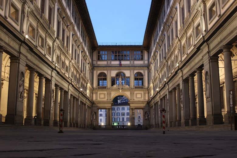 Stroll past the Uffizi Gallery