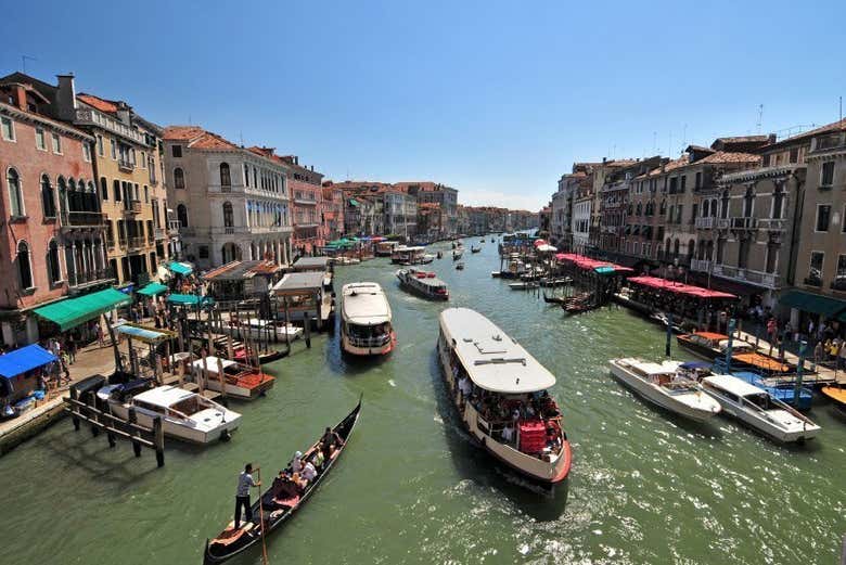 Vaporettos pelo Grande Canal 