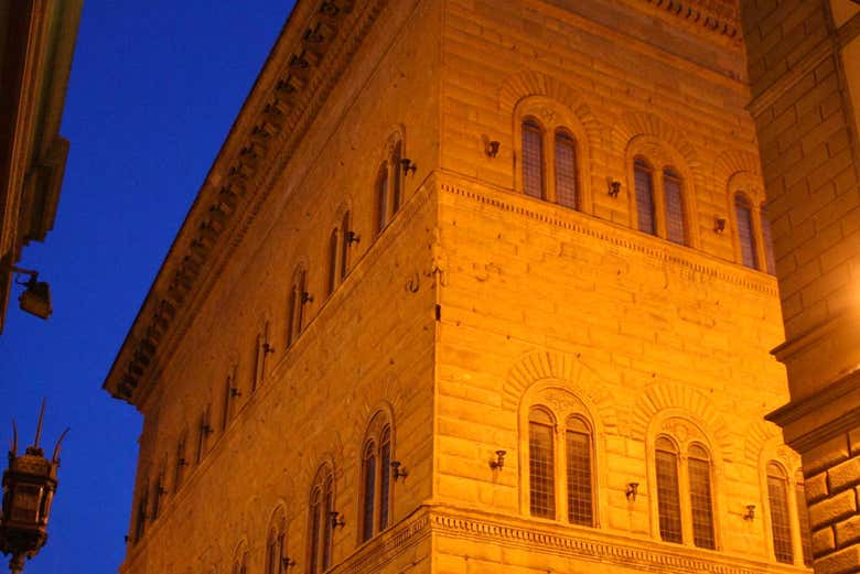 Vista nocturna del Palazzo Strozzi