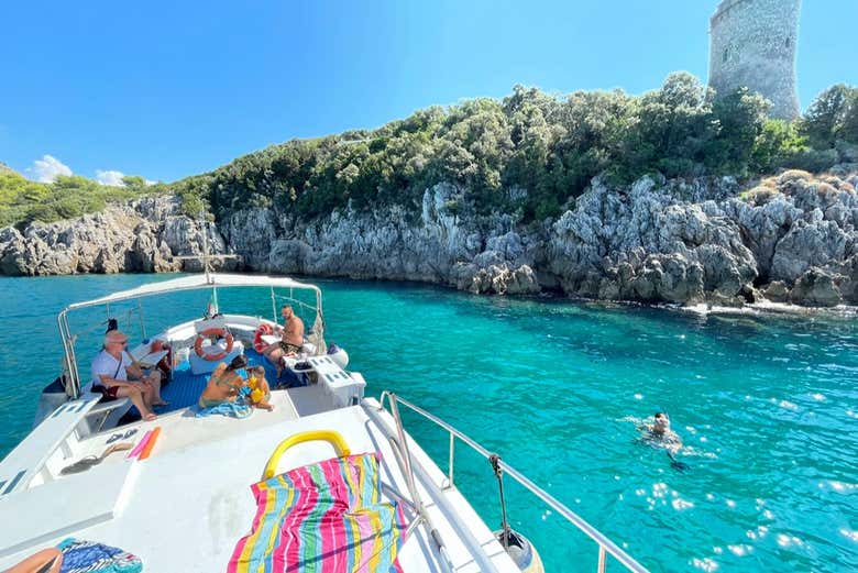 Bain de soleil sur le pont du bateau