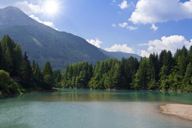 Tomando una foto del lago Soraga