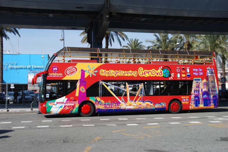 L'autobus di fronte all'Acquario di Genova