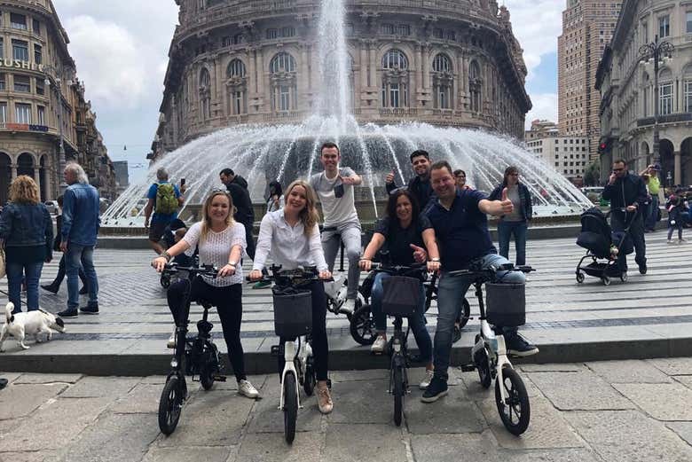 Posando junto a las bicicletas en la piazza de Ferrari 