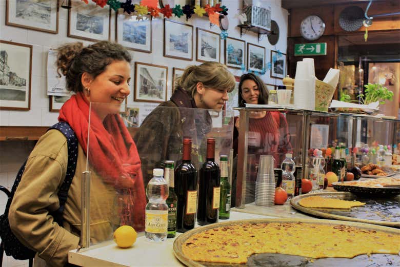 Visiteremo diversi commerci tradizionali della città