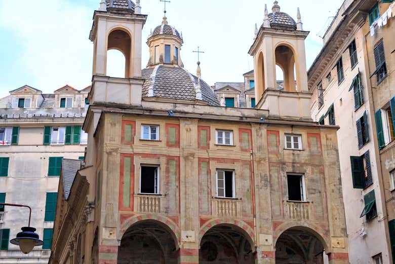 Contempler les monuments de la Piazza Banchi