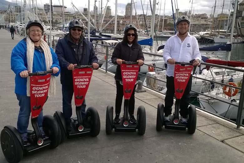Percorrendo o porto de Gênova de segway