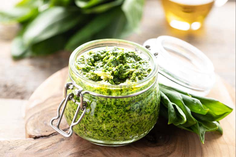 Guardando o pesto feito na hora