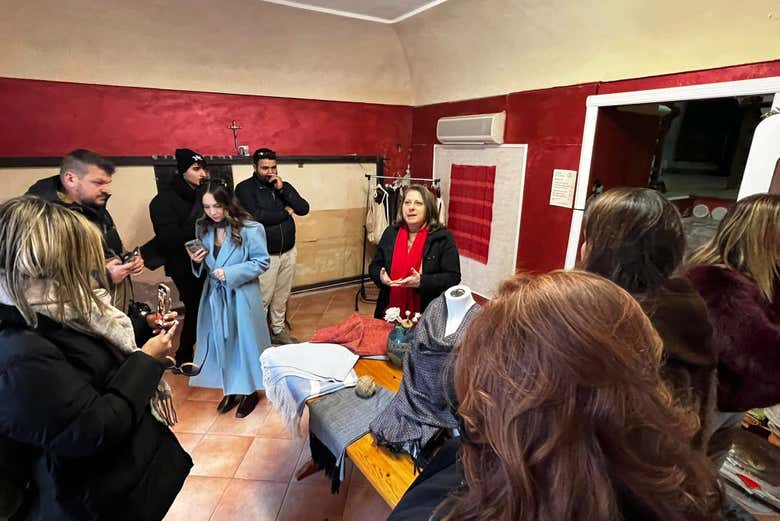 Durante la visita al laboratorio di tessuti