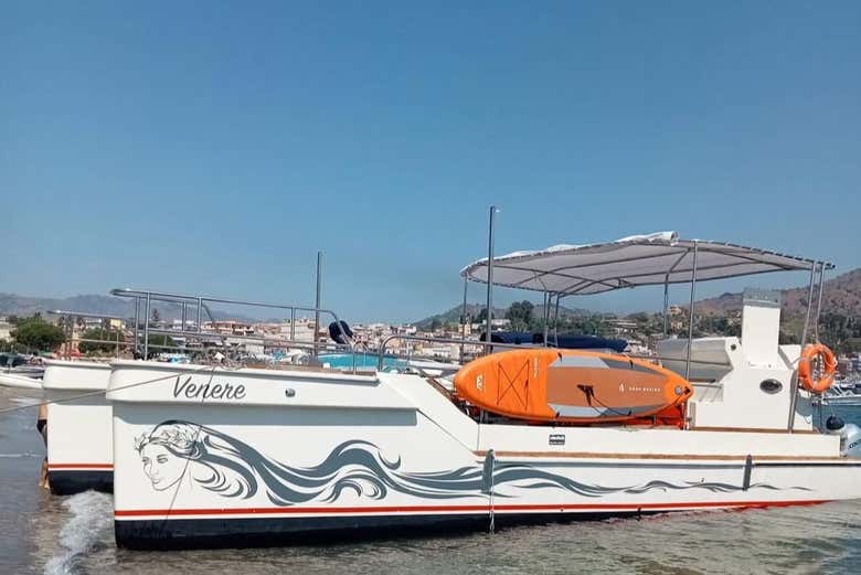 Um barco pronto pra sair do porto