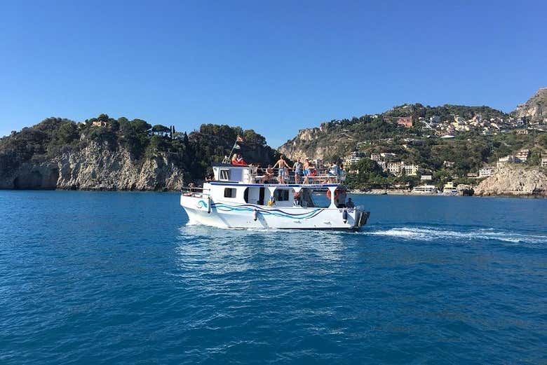 Disfrutando de la travesía por las costas de Giardini Naxos