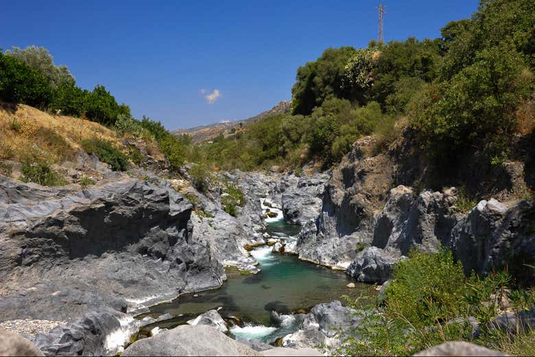 Tomando una foto del río Alcántara