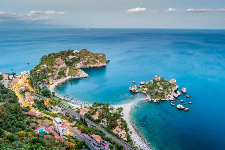 Vista de Taormina y la Isla Bella