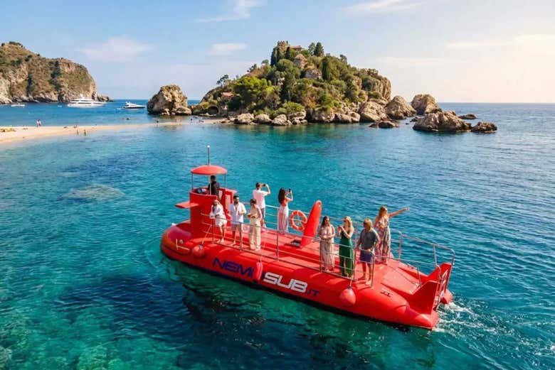 Barco con fondo de cristal