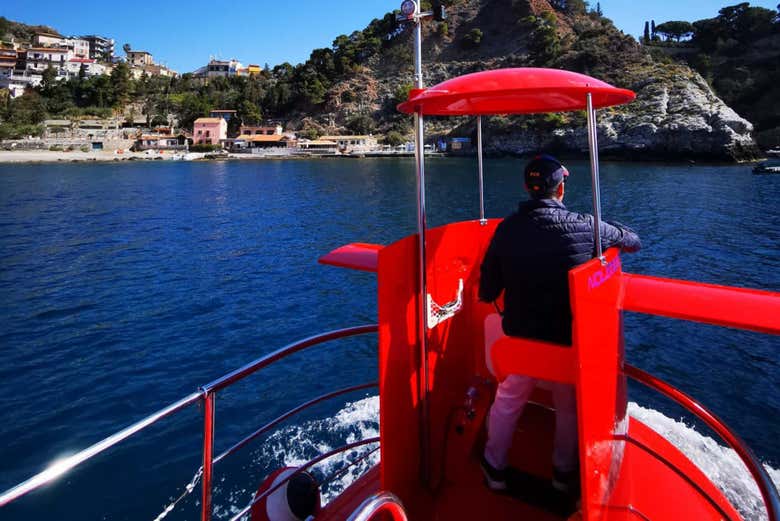 Capitán dirigiendo el barco 
