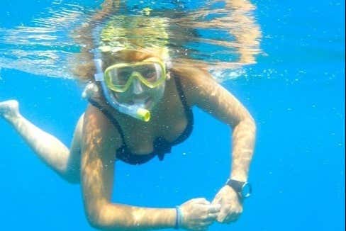 Nadando con el tubo y las gafas de snorkel
