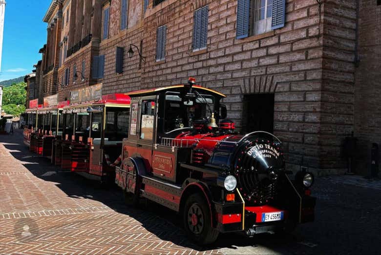 Recorriendo las calles empedradas de Gubbio a bordo del tren