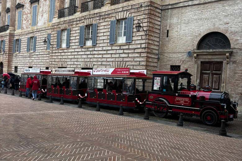 Paseando en tren junto a los monumentos históricos de Gubbio