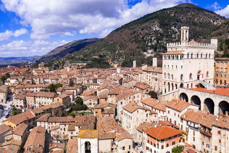 Vista aérea del encantador casco antiguo de Gubbio