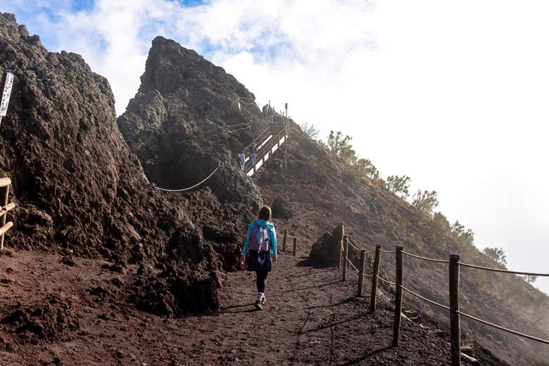 Parcourez des terres volcaniques