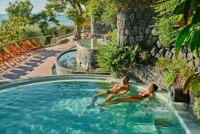 Dos amigos relajándose en una piscina 