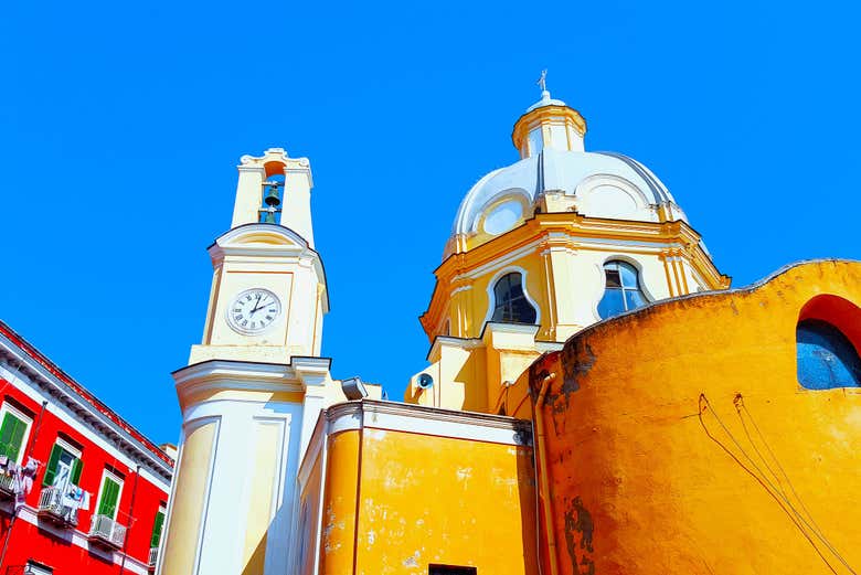 Contemplez la façade de la cathédrale de Procida