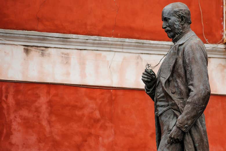 Sculpture du politicien Antonio Scialoja à la piazza dei Martiri