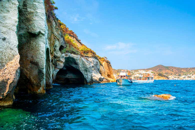 D'imposantes falaises et des grottes suprenantes