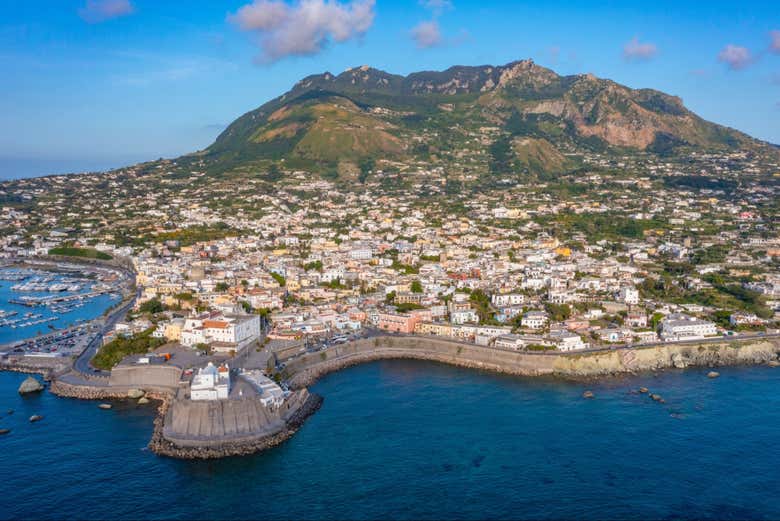 Vue aérienne sur le mont Époméo sur l'île d'Ischia