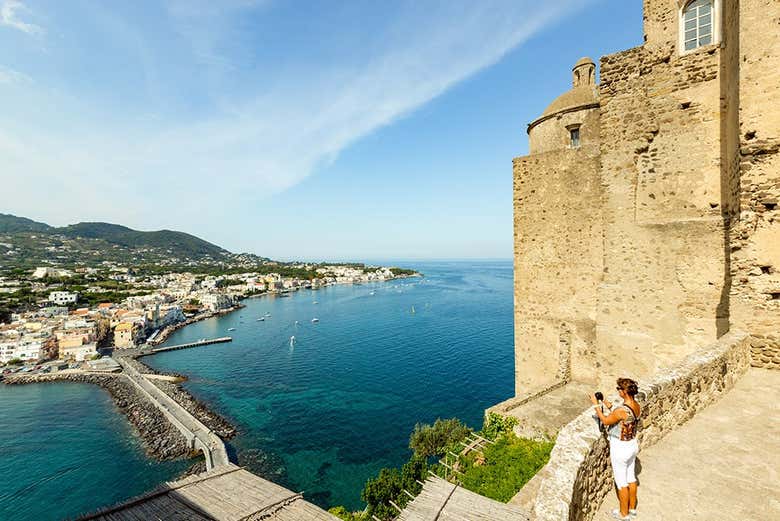 Admirez la vue imprenable depuis le château