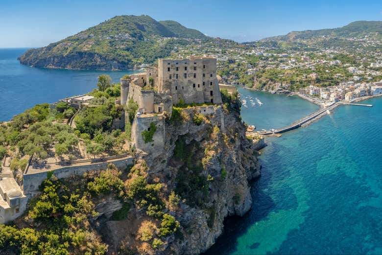 Vue aérienne du Château Aragonais et d'Ischia