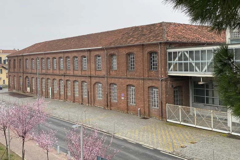 La fabbrica dell'Olivetti, con gli emblematici mattoni rossi